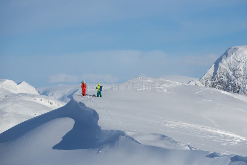 Sciatori sulla cima della montagna immagine stock libera da diritti Sciatori sulla cima della montagna immagine stock libera da diritti