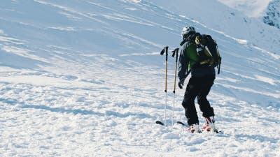 Sciatrice Che Tiene Pali Da Sci Su Un Paesaggio Innevato Che