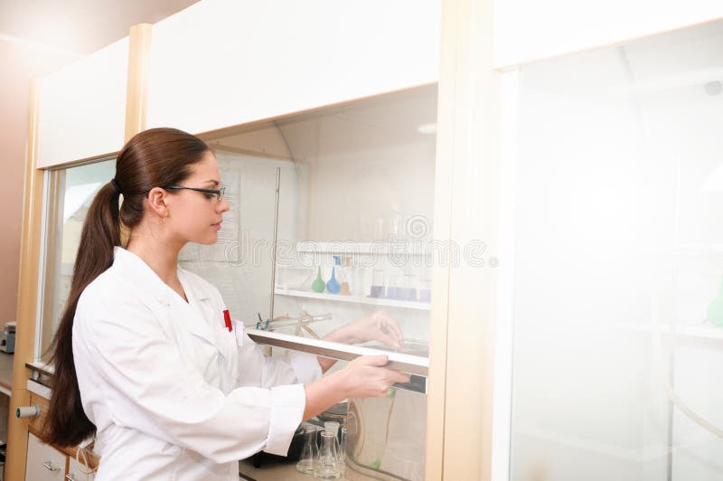 Sciencist de jeune femme dans le laboratoire près de l'équipement photos stock Sciencist de jeune femme dans le laboratoire près de l'équipement photos stock