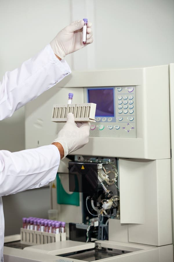 Scientifique Analyzing Blood Sample dans le laboratoire photos stock Scientifique Analyzing Blood Sample dans le laboratoire photos stock