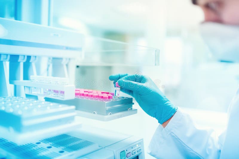 Scientifique de chimiste tube tenant témoin et d'examen à essai dans le laboratoire spécial images stock Scientifique de chimiste tube tenant témoin et d'examen à essai dans le laboratoire spécial images stock