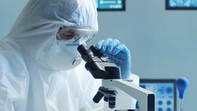 Scientifique en costume de protection et masques travaillant en laboratoire de recherche utilisant des équipements de laboratoire