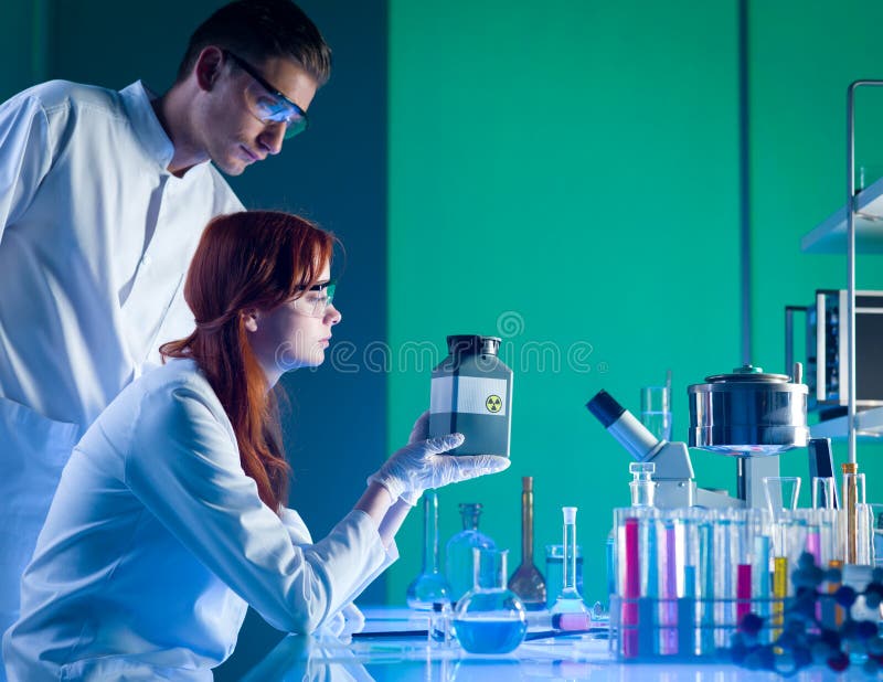Scientifiques avec le bac à vidange toxique images libres de droits Scientifiques avec le bac à vidange toxique images libres de droits