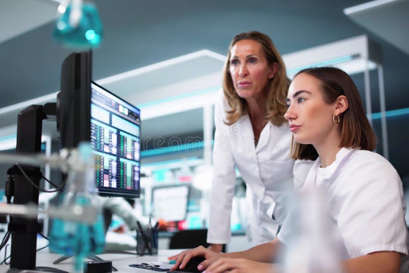 Scienziate che fa ricerca medica immagini stock libere da diritti