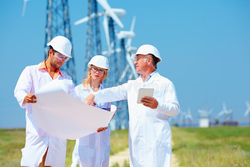 Scienziati che discutono progetto sulla centrale elettrica del vento fotografia stock Scienziati che discutono progetto sulla centrale elettrica del vento fotografia stock
