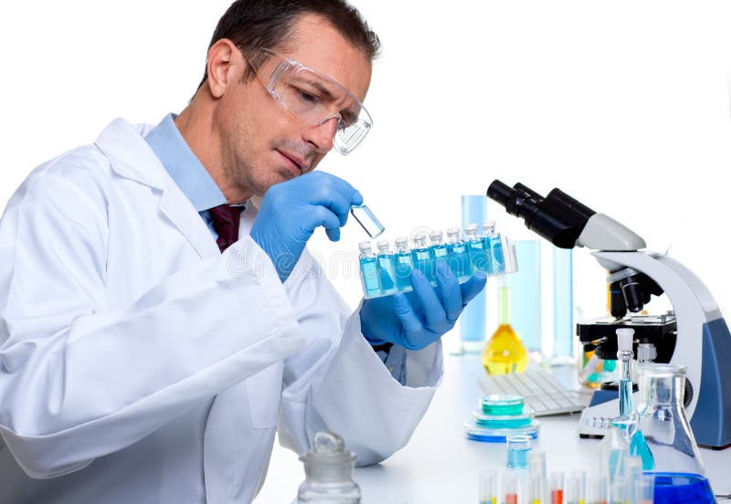 Scienziato del laboratorio che lavora al laboratorio con le provette fotografia stock libera da diritti Scienziato del laboratorio che lavora al laboratorio con le provette fotografia stock libera da diritti