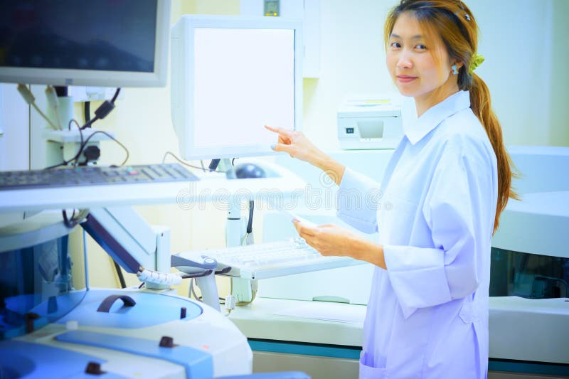 scienziato della donna dell'Asia che lavora con il dispositivo per analisi del sangue immagini stock scienziato della donna dell'Asia che lavora con il dispositivo per analisi del sangue immagini stock