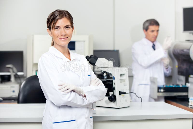Scienziato femminile sicuro In Laboratory fotografie stock libere da diritti