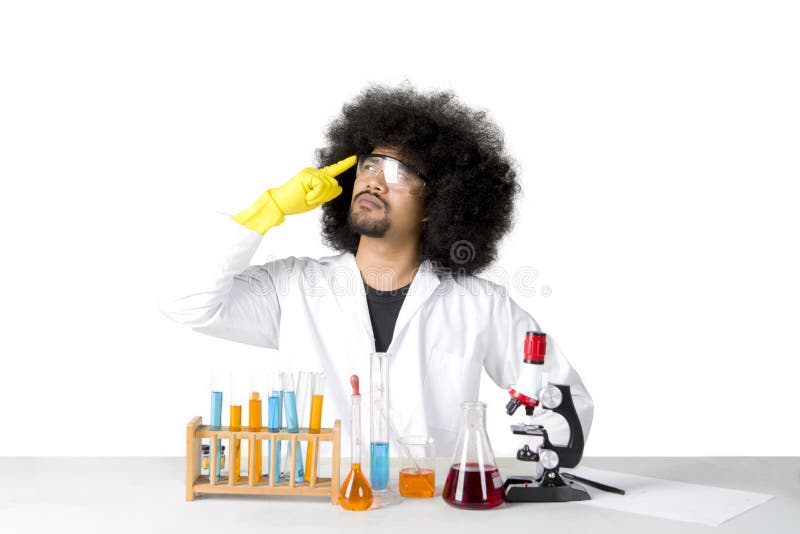 Scienziato maschio che pensa la sua nuova ricerca sullo studio fotografia stock Scienziato maschio che pensa la sua nuova ricerca sullo studio fotografia stock