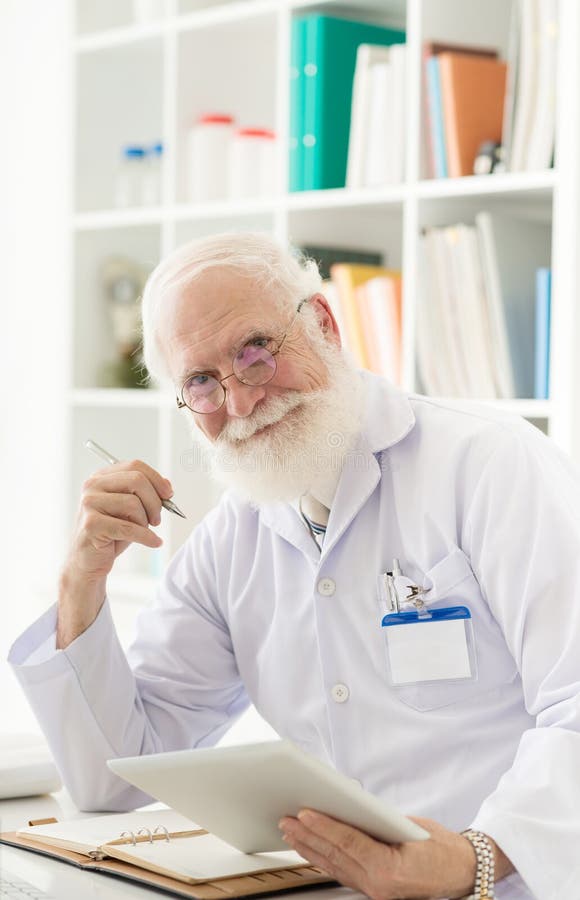 Scienziato senior nel suo luogo di lavoro fotografie stock Scienziato senior nel suo luogo di lavoro fotografie stock
