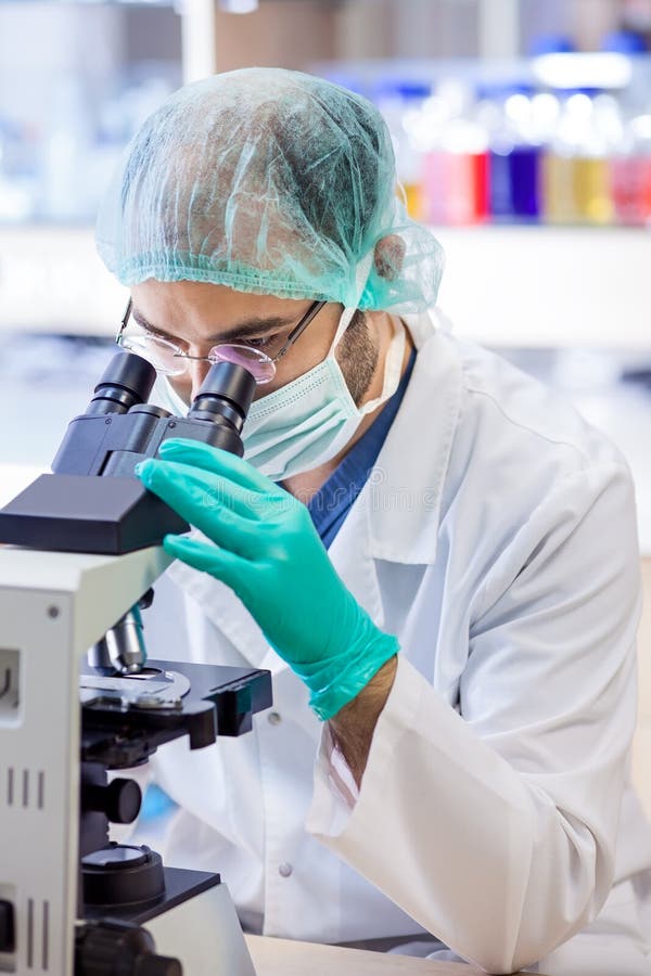 Scienziato sul lavoro in un laboratorio chimico. immagini stock Scienziato sul lavoro in un laboratorio chimico. immagini stock
