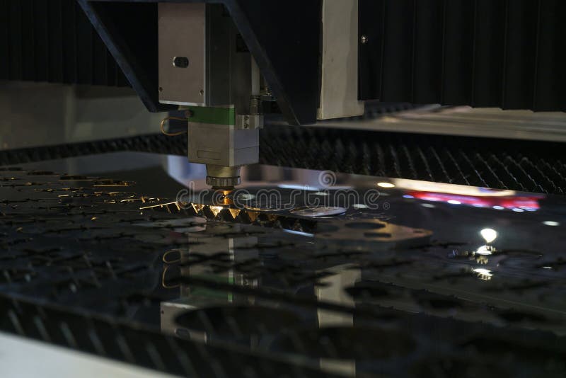 Scintille durante il taglio laser metallico di metallo su una macchina per il taglio automatico di metallo immagini stock