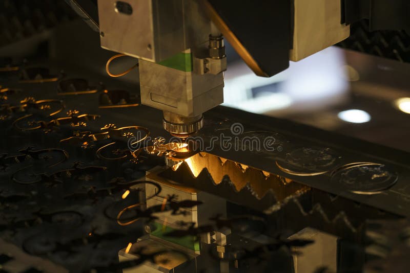 Scintille durante il taglio laser metallico di metallo su una macchina per il taglio automatico di metallo immagine stock libera da diritti
