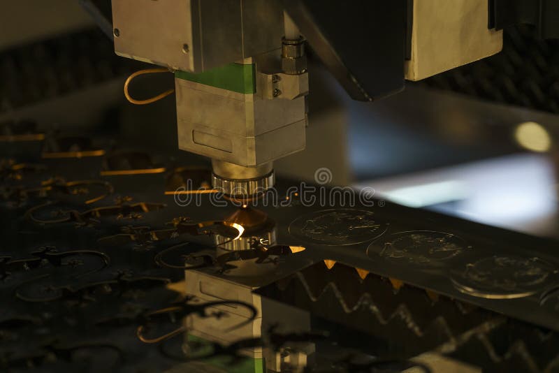 Scintille durante il taglio laser metallico di metallo su una macchina per il taglio automatico di metallo immagine stock libera da diritti