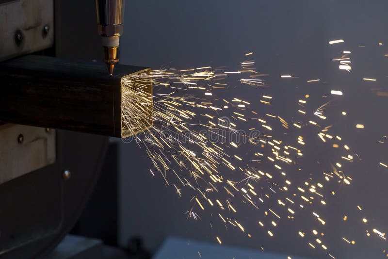 Scintille durante il taglio laser metallico di metallo su una macchina per il taglio automatico di metallo immagine stock libera da diritti