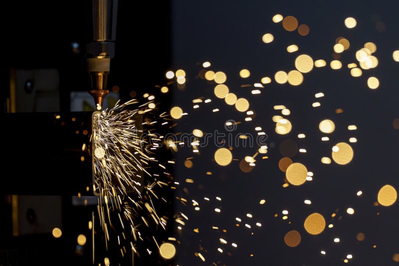 Scintille durante il taglio laser metallico di metallo su una macchina per il taglio automatico di metallo fotografia stock