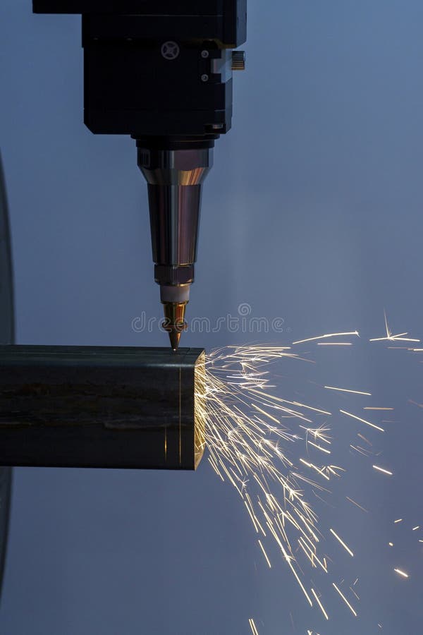 Scintille durante il taglio laser metallico di metallo su una macchina per il taglio automatico di metallo fotografie stock libere da diritti