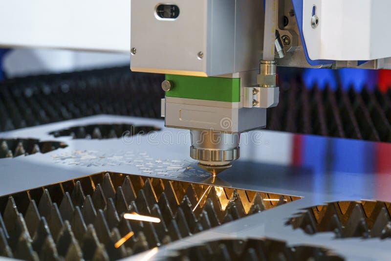 Scintille durante il taglio laser metallico di metallo su una macchina per il taglio automatico di metallo fotografie stock