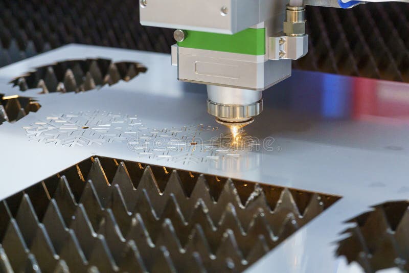 Scintille durante il taglio laser metallico di metallo su una macchina per il taglio automatico di metallo fotografia stock libera da diritti