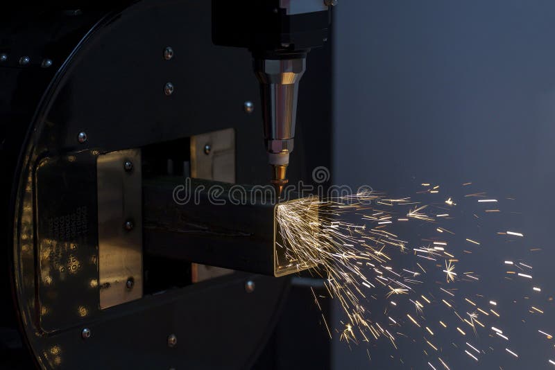 Scintille durante il taglio laser metallico di metallo su una macchina per il taglio automatico di metallo fotografie stock libere da diritti