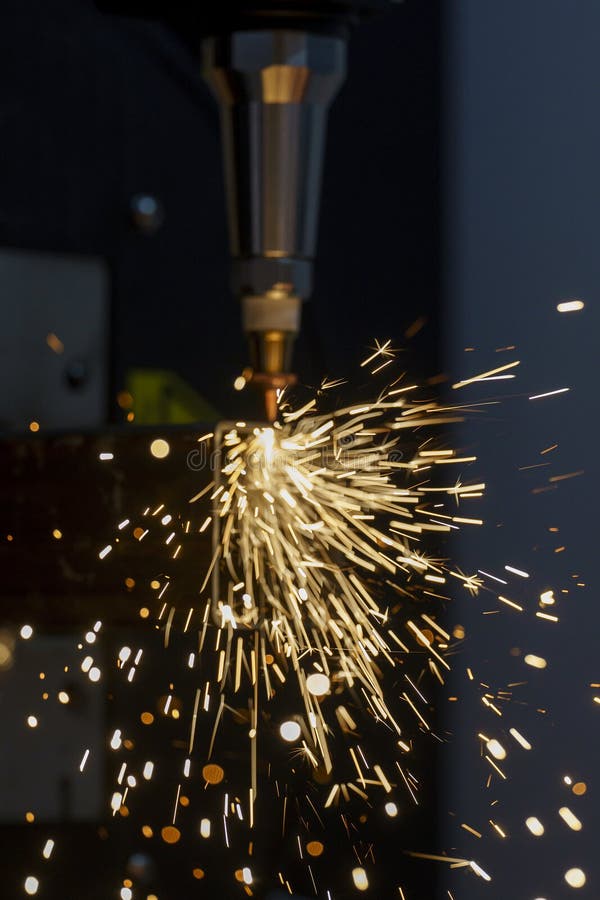 Scintille durante il taglio laser metallico di metallo su una macchina per il taglio automatico di metallo immagine stock libera da diritti