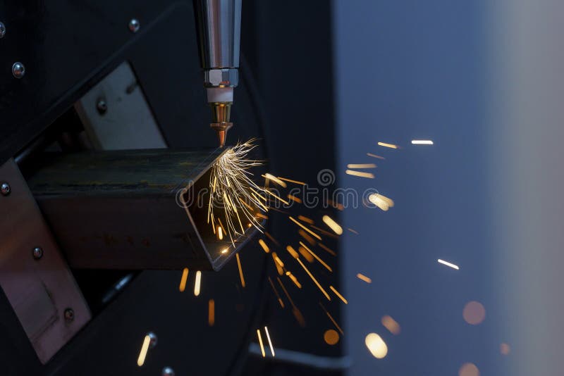 Scintille durante il taglio laser metallico di metallo su una macchina per il taglio automatico di metallo immagini stock libere da diritti