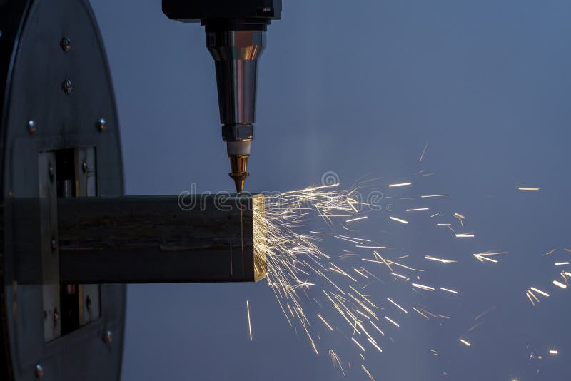 Scintille durante il taglio laser metallico di metallo su una macchina per il taglio automatico di metallo fotografie stock