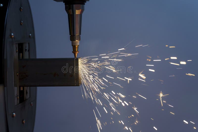 Scintille durante il taglio laser metallico di metallo su una macchina per il taglio automatico di metallo fotografia stock