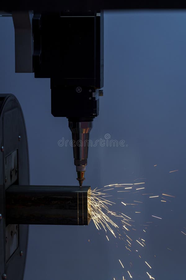 Scintille durante il taglio laser metallico di metallo su una macchina per il taglio automatico di metallo fotografie stock libere da diritti
