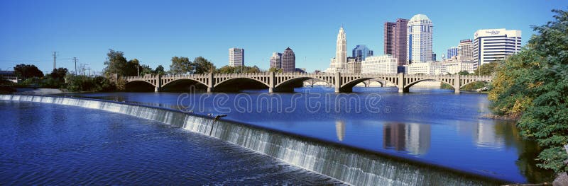 Sciotorivier met waterval en Columbus Ohio-horizon, met het plaatsen van zonlicht royalty-vrije stock fotografie Sciotorivier met waterval en Columbus Ohio-horizon, met het plaatsen van zonlicht royalty-vrije stock fotografie