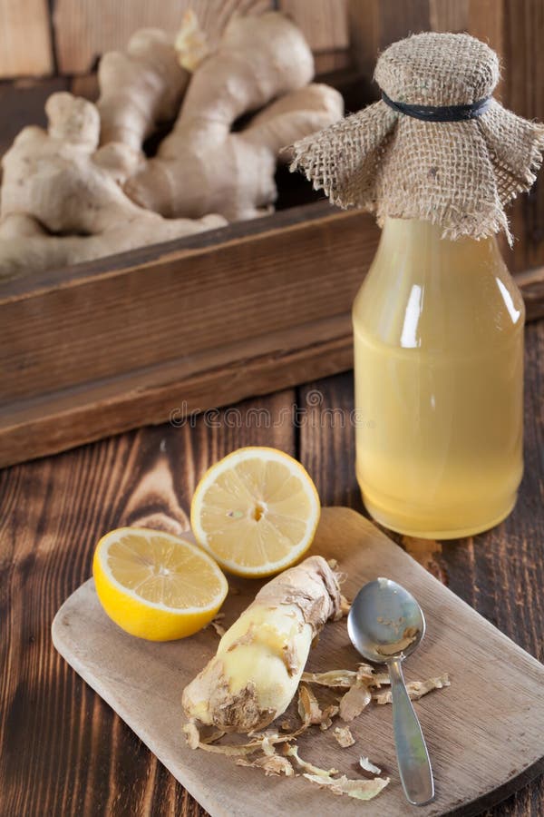 Sciroppo del limone e dello zenzero fotografia stock libera da diritti Sciroppo del limone e dello zenzero fotografia stock libera da diritti