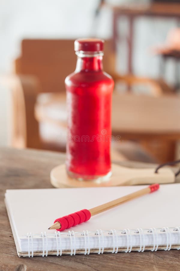 Download Sciroppo Rosso Nella Bottiglia Sul Piatto Di Legno Immagine Stock - Immagine di vite, acqua: 56875589
