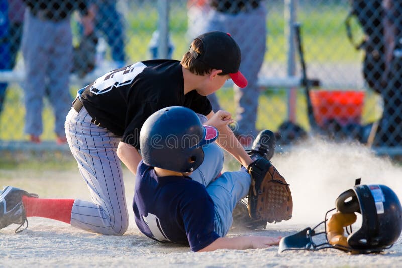 Scivolamento del giocatore di baseball fotografia stock libera da diritti Scivolamento del giocatore di baseball fotografia stock libera da diritti