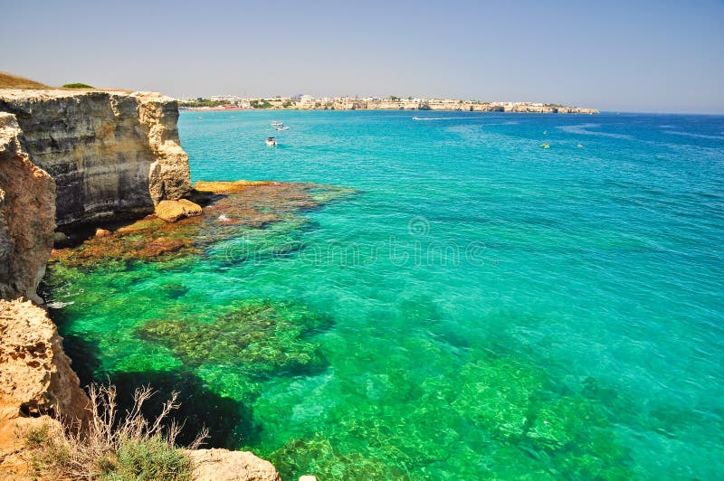 Scogliera in Apulia, Italia di dell'Orso di Torre. immagini stock libere da diritti Scogliera in Apulia, Italia di dell'Orso di Torre. immagini stock libere da diritti