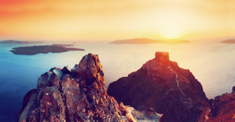 Scogliera e rocce vulcaniche dell'isola di Santorini, Grecia Vista sulla caldera fotografie stock libere da diritti Scogliera e rocce vulcaniche dell'isola di Santorini, Grecia Vista sulla caldera fotografie stock libere da diritti