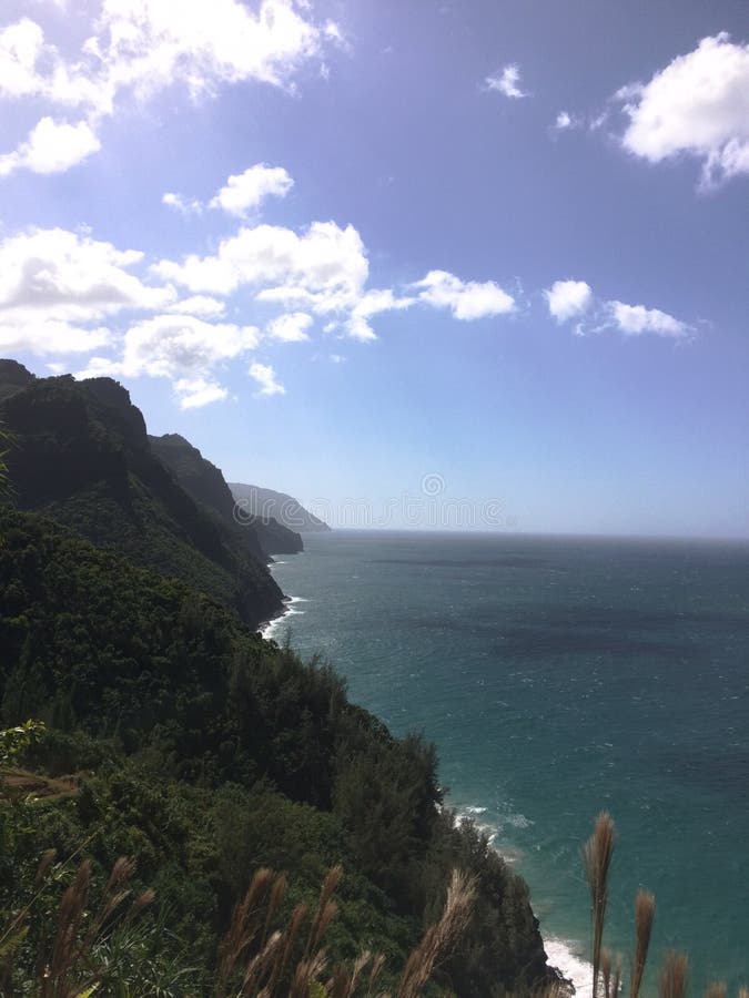 Scogliere della costa del Na Pali sull'isola di Kauai, Hawai - traccia di Kalalau fotografia stock Scogliere della costa del Na Pali sull'isola di Kauai, Hawai - traccia di Kalalau fotografia stock