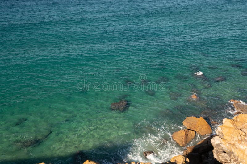 Scogliere della spiaggia nella costa di sagres in Portogallo fotografie stock libere da diritti