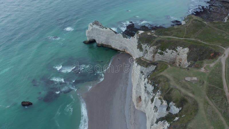 Scogliere di etretat gli uccelli guardano le sopraelevate con gabbie di mare sopra la costa e le onde oceaniche di ruggini