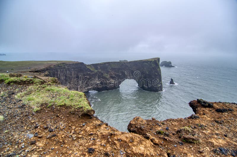 Scogliere e tratto caratteristico del mare di dyrholaey reynisfjara immagine stock