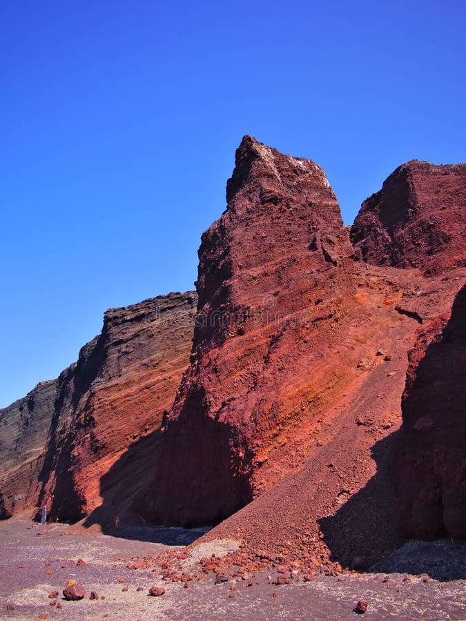 Scogliere rosse della spiaggia di Santorini immagini stock