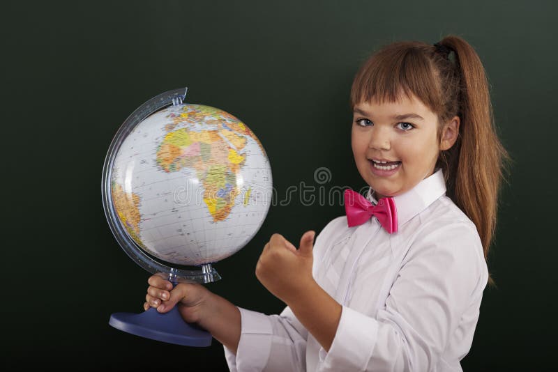 Scolara con il globo fotografie stock libere da diritti