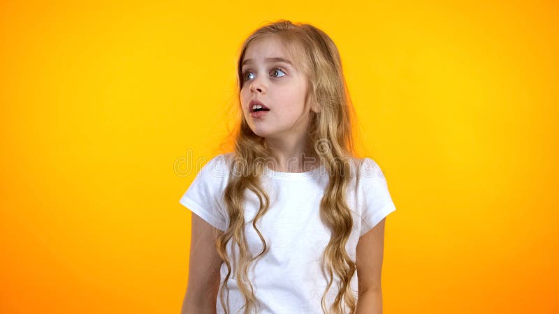 Scolara preoccupata sveglia che guarda i timori puerili da parte di sofferenza, psicologia fotografie stock Scolara preoccupata sveglia che guarda i timori puerili da parte di sofferenza, psicologia fotografie stock
