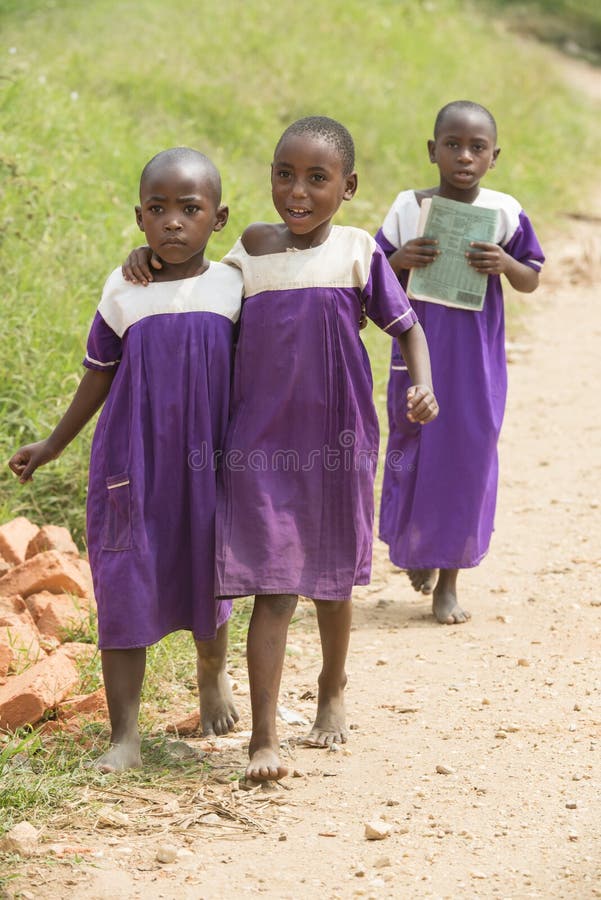 Scolare nel barfoot dell'Africa con l'uniforme scolastico immagini stock libere da diritti Scolare nel barfoot dell'Africa con l'uniforme scolastico immagini stock libere da diritti