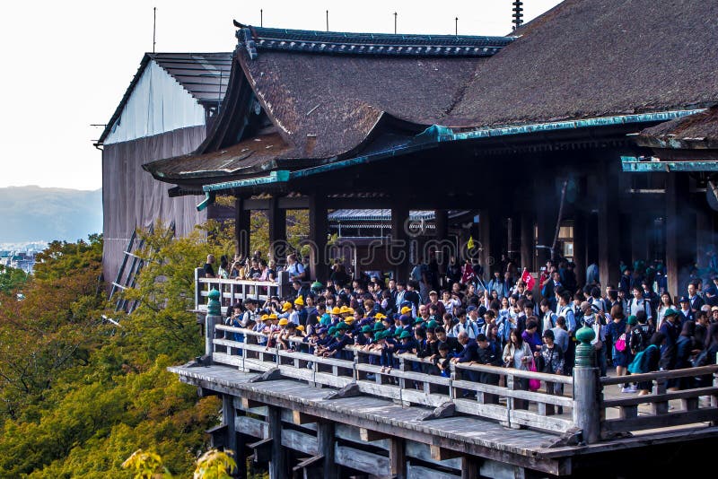 Scolari giapponesi sulle uscite al tempio di Kiyomizu-dera fotografia stock Scolari giapponesi sulle uscite al tempio di Kiyomizu-dera fotografia stock