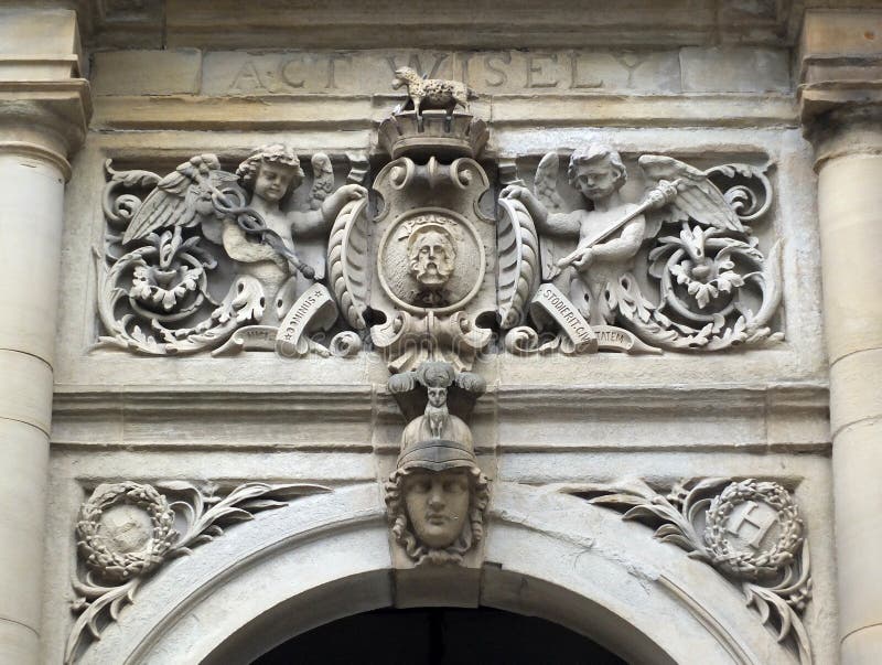 Scolpendo sopra la porta principale del municipio di Halifax fotografie stock libere da diritti Scolpendo sopra la porta principale del municipio di Halifax fotografie stock libere da diritti