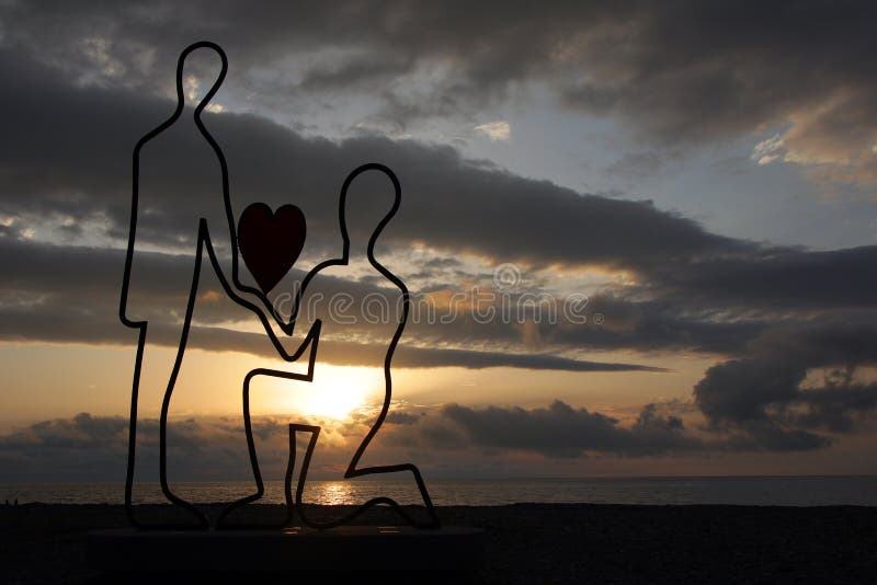 Scolpisca l'amore symbilizing sul boulevard di Batumi su Mar Nero al tramonto immagine stock Scolpisca l'amore symbilizing sul boulevard di Batumi su Mar Nero al tramonto immagine stock