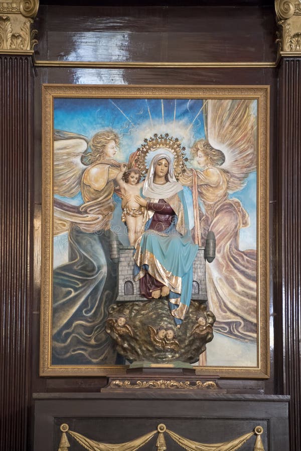Scolpisca vergine Maria con il bambino Gesù e gli angeli dipinti fotografie stock Scolpisca vergine Maria con il bambino Gesù e gli angeli dipinti fotografie stock