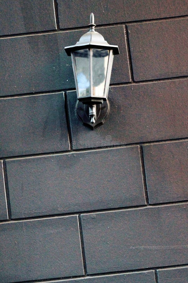 Sconce λαμπτήρων στο τουβλότοιχο, εξωτερική, κενή περιοχή στοκ εικόνα με δικαίωμα ελεύθερης χρήσης Sconce λαμπτήρων στο τουβλότοιχο, εξωτερική, κενή περιοχή στοκ εικόνα με δικαίωμα ελεύθερης χρήσης