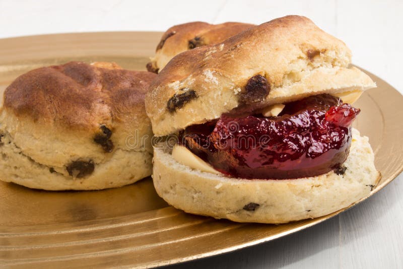 Scone de fruit avec la confiture de beurre et de fraise d'un plat image stock Scone de fruit avec la confiture de beurre et de fraise d'un plat image stock