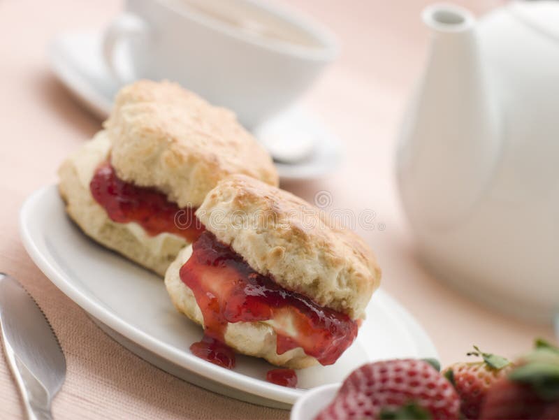 Scones s Džem a Smotana s vysokým obsahom tuku a Jahody s Popoludňajší Čaj.